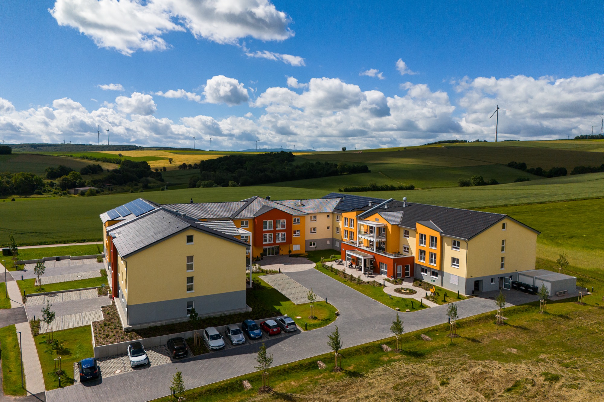Römerhaus Seniorenresidenz Fürfeld — moderne Pflegeimmobilie eingebettet in ländliche Hügellandschaft